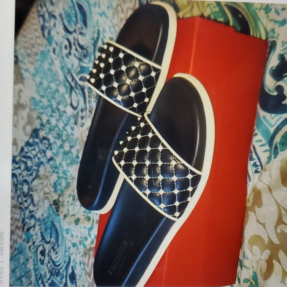 Valentino Free Tockstid Spike pool Slide Comes with dust bag and original box